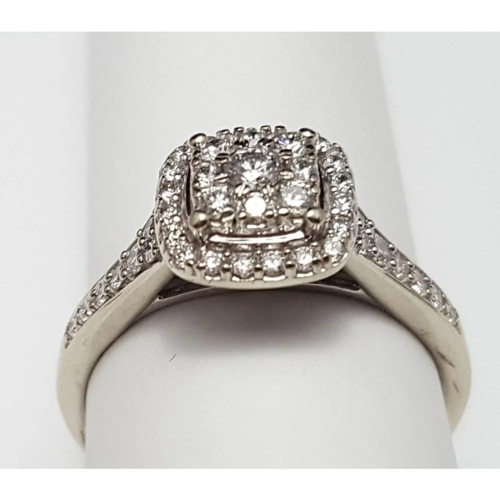 Beautiful 10K Karat Solid White Gold Designer Diamond Cluster Ring - Size 7